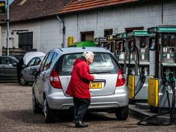 Veel Nederlanders tanken in België (Foto: Rob Engelaar).