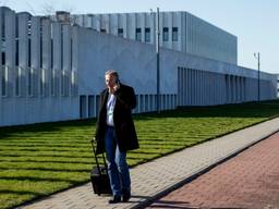 Advocaat Pijnenburg komt aan bij de rechtbank, dit keer zonder pers en publiek (Foto: ANP/Robin van Lonkhuijsen).