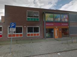 Bij de leiding van deze basisschool leven zorgen over het onderwijs nu de school dicht is voor leerlingen. (Foto: google maps)