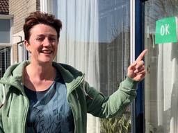 Rachel de Korte houdt met haar 'ok-kaarten' een oogje in het zeil in de wijk. (Foto: Erik Peeters)