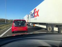 Ook het verkeer op de A58 vanaf Ulvenhout staat vast door de grenscontrole bij Hazeldonk. (Foto: Omroep Brabant)