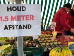 Op de markt wordt flink gewaarschuwd om afstand te bewaren.