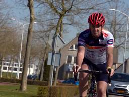 Nico van der Rijt aan het trainen op de fiets (foto: Omroep Brabant).