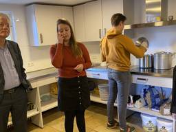 Burgemeester Weterings in de keuken bij ONS Soepje (foto: Jan Peels).