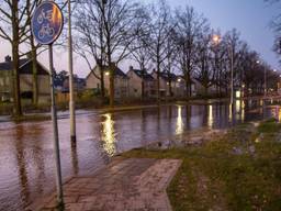 Een breuk in de waterleiding veroorzaakte overlast in de Strausslaan in Roosendaal (foto: Christian Traets/SQ Vision).