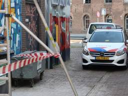 De verdachte werd buiten de Bredase supermarkt gearresteerd (foto: Perry Roovers/SQ Vision).