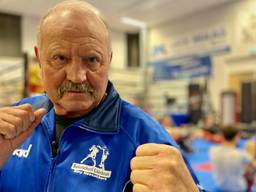 Bokscoach Riny (74) niet uit de ring te slaan (foto: Jan Peels).