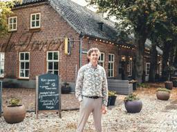 Jelle Walinga voor zijn restaurant in Waalre (foto: De Oude Toren).