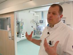 Hans Kuijsten staat aan het roer van de vier intensive care-units van het ETZ. (Foto: Omroep Brabant)