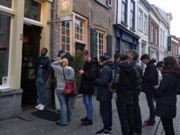 Lange rijen voor de coffeeshop (Foto: Malini Witlox).