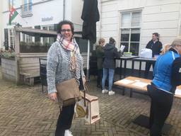 Marcia Markus (links) komt boodschappen doen bij Wout Huijben (tweede van rechts, foto: Tonnie Vossen).