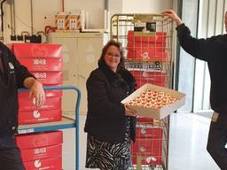 Vijftienhonderd cupcakes worden afgeleverd bij het ziekenhuis (foto: Eric van Woensel)