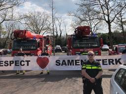 Een eerbetoon van de brandweer aan de verpleegkundigen.