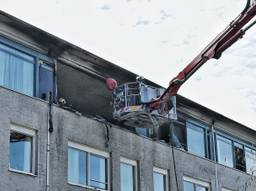 Bewoners met hoogwerker uit hun huizen gehaald