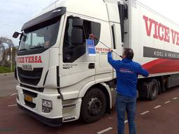 Bedrijf uit Venhorst geeft fruit aan vrachtwagenchauffeurs