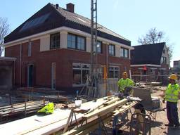 Bouwvakkers aan het werk op anderhalve meter van elkaar vandaan (foto: Omroep Brabant).