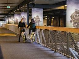 De fietsbrug door het Oorlogsmuseum is net breed genoeg voor tegenliggers. (Foto: Jacques Hendrix)