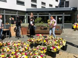 Ali B. en burgemeester Weterings brengen bloemen bij Tilburgse bejaarden. (foto: Raoul Cartens)