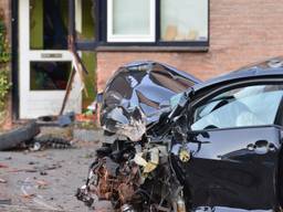 Auto crasht tegen huis in Breda