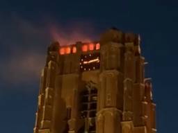 Het nep-paasvuur op de kerktoren in Oirschot (afbeelding: Facebook gemeente Oirschot).