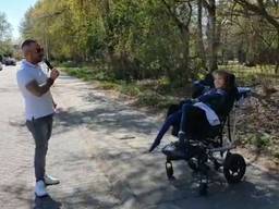 Zanger Danny Swinkels zingt Kyano toe. (Foto: Facebook)