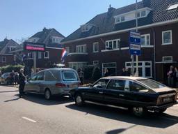 De rouwstoet stopt in de Julianalaan waar Jan Peters woonde. (foto: Raoul Cartens)