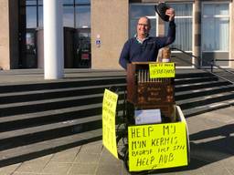 Marinus Scheepers houdt een ludiek protest voor het stadskantoor. (foto: Erik Peeters)