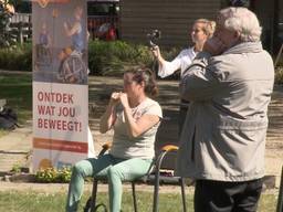 Sanne Voets geeft beweegles voor ouderen
