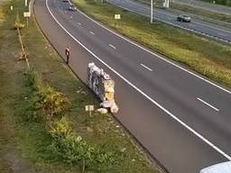 De bezorger had alle pakketjes netjes opgestapeld langs de A2 (foto: Rijkswaterstaat Verkeersinformatie)