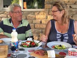 Aan de lunch uit eigen tuin