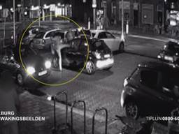 Wie herkent de twee schoppende mannen? (foto: Politie)