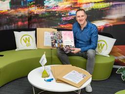 Maarten Weemen met de eerste placemats (foto: Patrick Bongartz Fotografie)