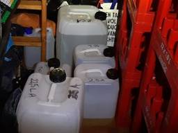 Ruim honderd liter amfetamine-olie gevonden in een vakantiewoning in Overloon. (foto: politie)