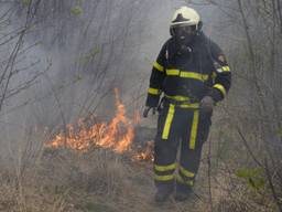 De jongen wachtte de brandweer op. (Marcel van Dorst/SQ Vision Mediaprodukties)