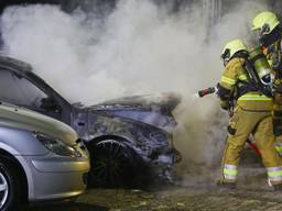 De brandweer kon niet voorkomen dat twee auto's verloren gingen (foto: Gabor Heeres/SQ Vision).