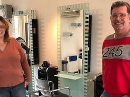 Kapper Toine (rechts) met collega-kapper Petra die in hetzelfde schuitje zit.