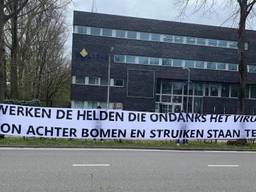 Dit spandoek werd getoond bij het bureau aan de Ringbaan Zuid in Tilburg (foto: KS79 / Facebook).