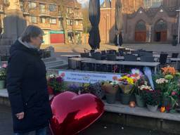 Bloemen bij de kerk. (Foto: Tonnie Vossen)