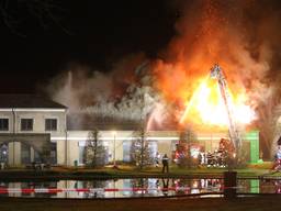 Metershoge vlammen slaan uit het dak (foto: Bart Meesters/ SQ Vision).