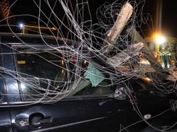 De auto ramde een hekwerk en een paal schoot door de autoruit (foto: Jeroen Stuve/SQ Vision).