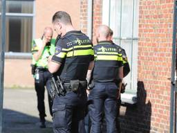 De politie doet onderzoek rond de Dorpsstraat in Oud Gastel (foto: Christian Traets).