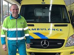 Docent Omar vervoert coronapatiënten na schooltijd. (foto: Omroep Brabant)