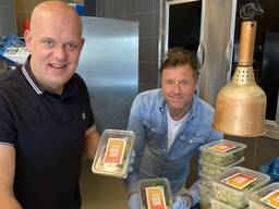 Michael van Gerwen en Marc Lammers helpen een handje in keuken van Sterrenrestaurant (foto: Jan Peels)