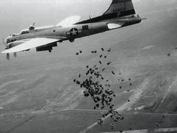 Amerikaanse bommenwerper werpt voedsel af boven bezet gebied (foto: archief)