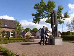 De krans wordt gelegd bij het oorlogsmonument in Sint-Anthonis.