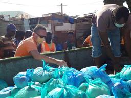 Lars de Bie deelt voedselpakketten uit aan de bewoners van Boa Vista (Foto: via Lars de Bie)
