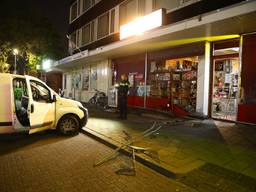 Een agent neemt de schade op (foto: Gabor Heeres/SQ Vision Mediaprodukties).