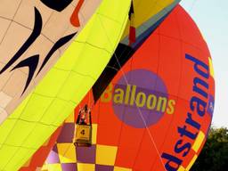 Ad Haarhuis in Breda gaat van heteluchtballonnen schorten voor in de zorg maken.