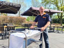 Peter Paul op zijn terras van de Strabrechtse Hoeve met zijn karretje. (Foto: Noël van Hooft)