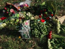 Bloemen op de plek waar de achttienjarige jongen zondag werd neergestoken (foto: Gabor Heeres/SQ Vision Mediaproducties)
